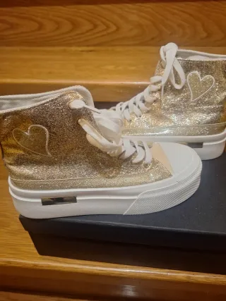 Deportivas doradas con corazón