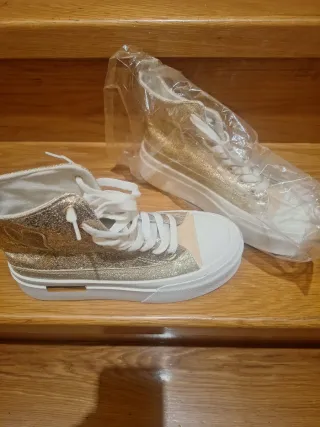 Deportivas doradas con corazón