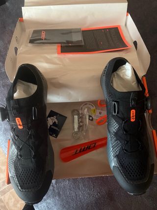 ZAPATILLAS DMT KM1  USADAS UNA VEZ ERROR TALLA
