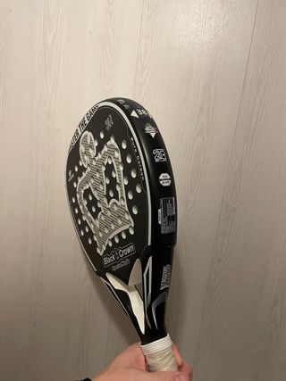 Pala de pádel Black Crown con funda