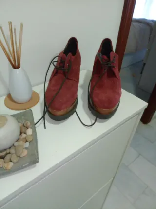 Zapatos burdeos ante mujer