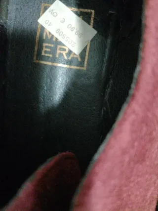 Zapatos burdeos ante mujer