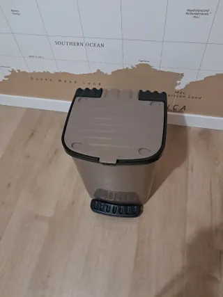 Cubo de basura con pedal