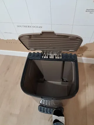 Cubo de basura con pedal