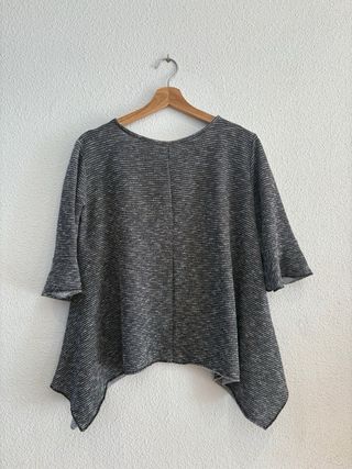 Jersey gris con bordado floral