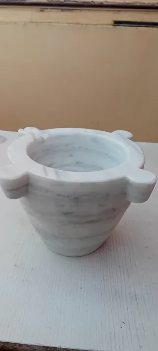 Mortero de mármol grande como nuevo