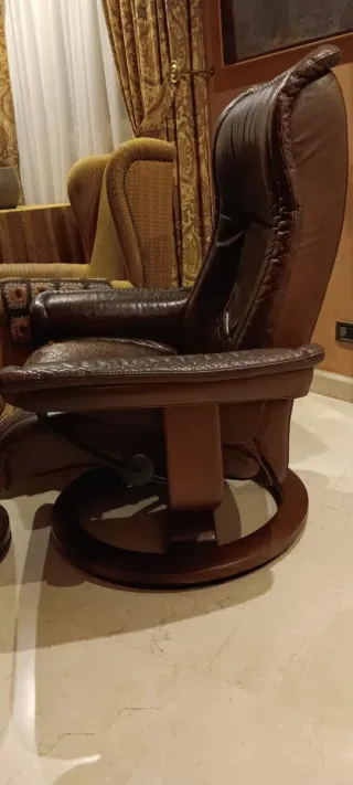 Sillón reclinable de piel con reposapiés