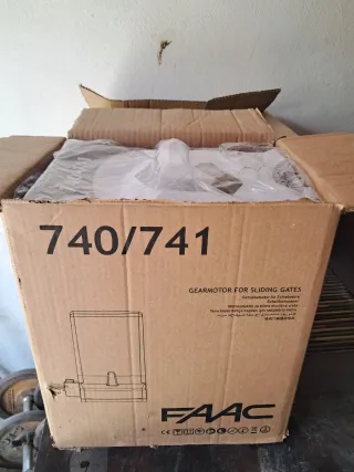 Puerta de garaje metálica con motor