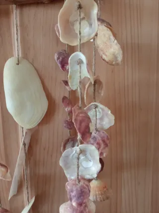 Colgante artesanal conchas y madera