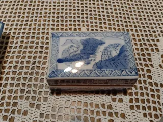 Porcelana decorativa azul y blanca