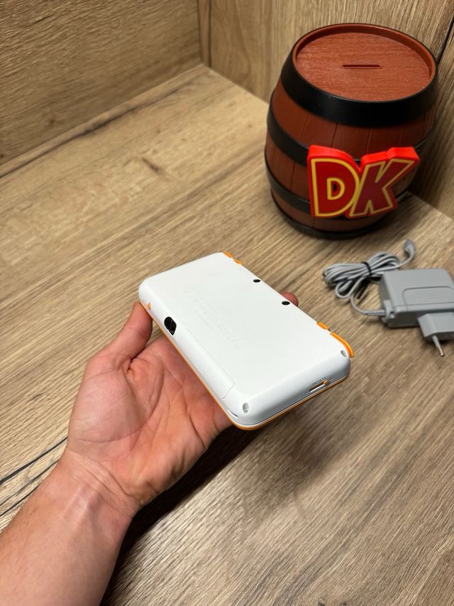 Nintendo 2DS XL Bianca e Arancione