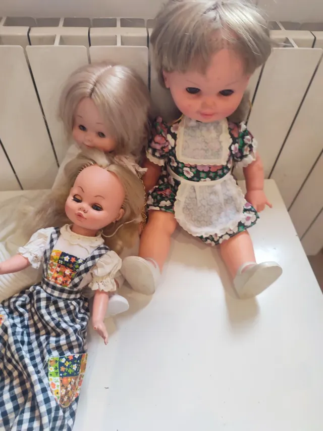 3 Vecchie Bambole con Abiti