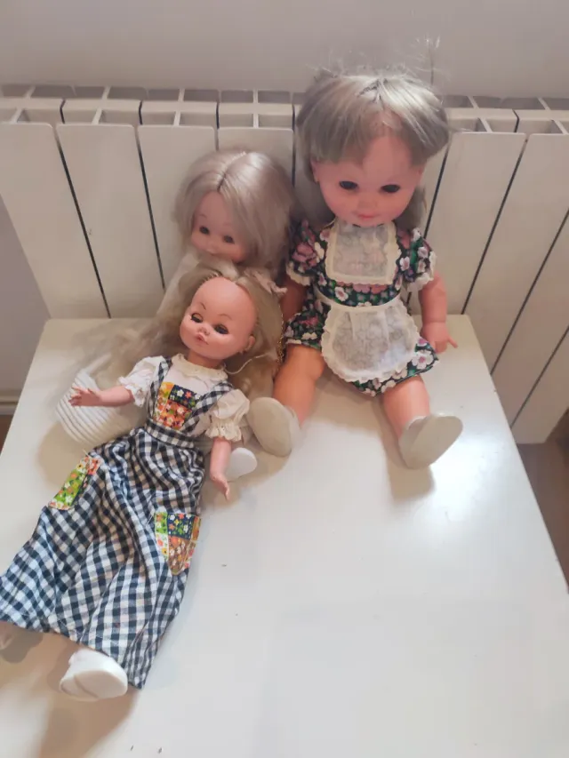 3 Vecchie Bambole con Abiti