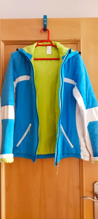 Chaqueta Quechua azul y blanca