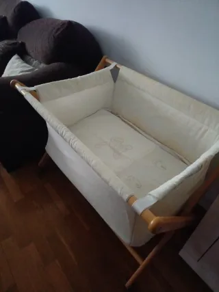 Mini cuna beige con ruedas