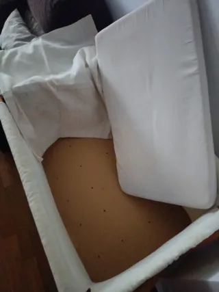 Mini cuna beige con ruedas