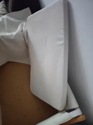 Mini cuna beige con ruedas