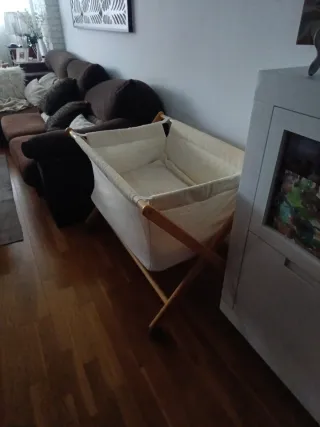 Mini cuna beige con ruedas