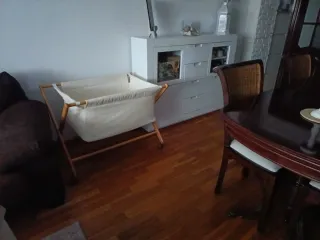 Mini cuna beige con ruedas