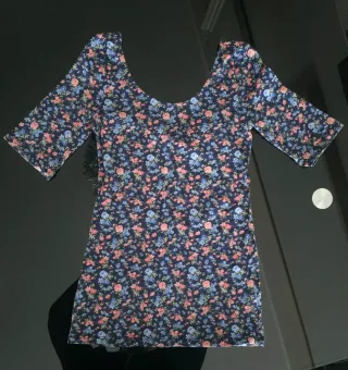 Camiseta floral azul talla S
