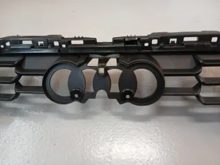 Pieza de cierre/Refuerzo Parrilla Del. Audi