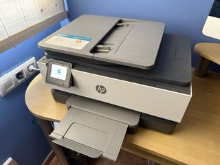 Impresora Multifunción HP Gris y Blanca