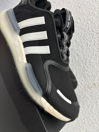 Zapatillas Adidas Negras y Blancas