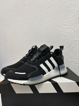 Zapatillas Adidas Negras y Blancas