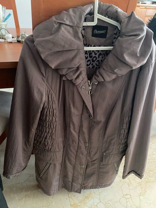 Chaqueta marrón con capucha, muy buen estado.