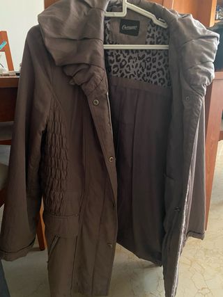 Chaqueta marrón con capucha, muy buen estado.