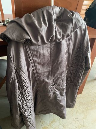 Chaqueta marrón con capucha, muy buen estado.