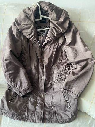 Chaqueta marrón con capucha, muy buen estado.