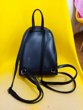 Mochila negra pequeña bordada