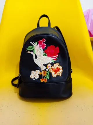 Mochila negra pequeña bordada
