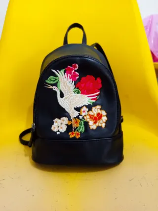 Mochila negra pequeña bordada