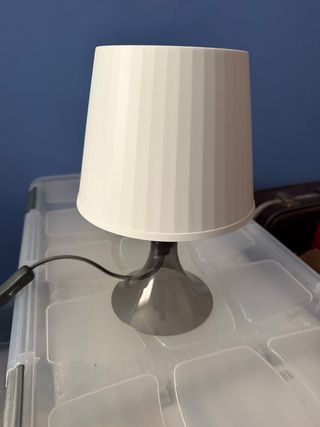 Lamparita de noche gris y blanca