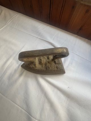 Ferro da stiro antico in ghisa