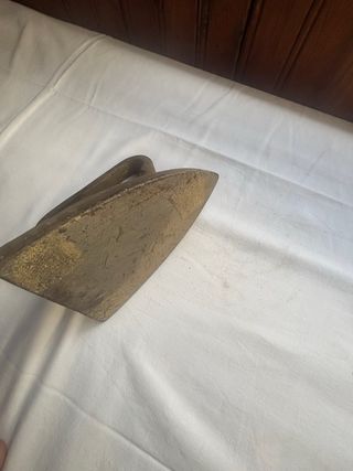 Ferro da stiro antico in ghisa