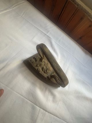 Ferro da stiro antico in ghisa