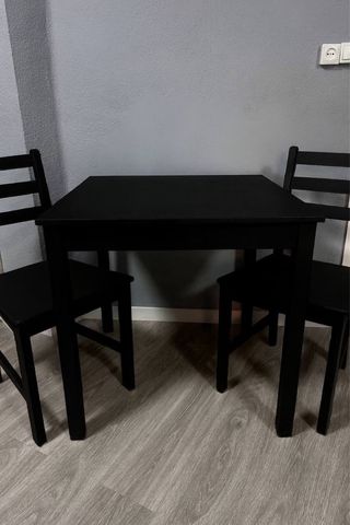 La mesa con dos sillas