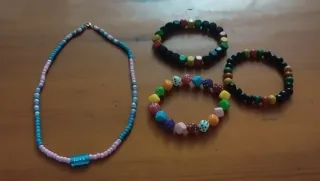 Collar y 3 pulseras artesanales