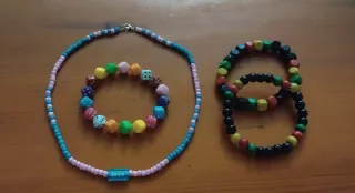 Collar y 3 pulseras artesanales