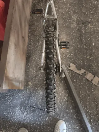 Bicicleta de montaña plateada