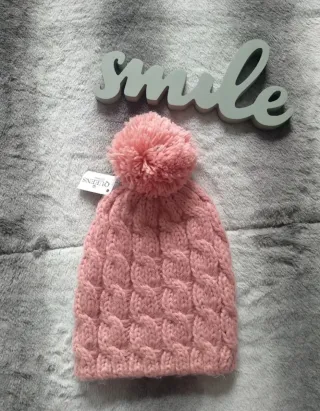 Gorro rosa con pompón y etiqueta