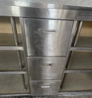 Mueble de acero inoxidable con cajones