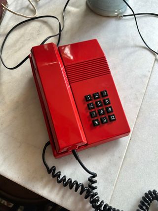 Teléfono fijo vintage rojo