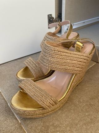 Sandalias doradas cuña esparto