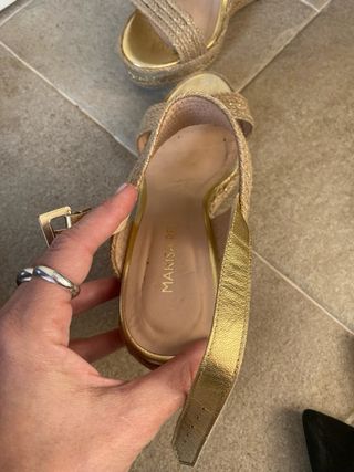 Sandalias doradas cuña esparto