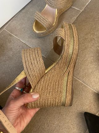 Sandalias doradas cuña esparto