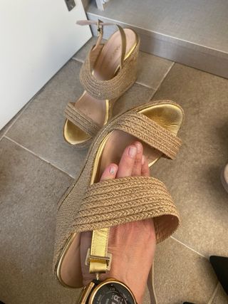 Sandalias doradas cuña esparto